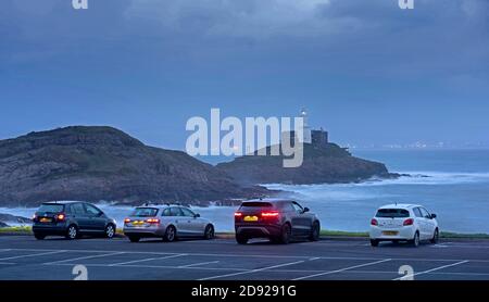 Mumbles, Swansea, Royaume-Uni. 2 novembre 2020. Les vestiges de la tempête tropicale Zeta provoquent des vagues qui se brisent dans les rochers entourant le phare de Mumbles dans la lumière qui s'estompe ce soir. Credit: Phil Rees/Alamy Live News Banque D'Images