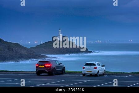 Mumbles, Swansea, Royaume-Uni. 2 novembre 2020. Les vestiges de la tempête tropicale Zeta provoquent des vagues qui se brisent dans les rochers entourant le phare de Mumbles dans la lumière qui s'estompe ce soir. Credit: Phil Rees/Alamy Live News Banque D'Images