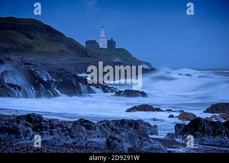 Mumbles, Swansea, Royaume-Uni. 2 novembre 2020. Les vestiges de la tempête tropicale Zeta provoquent des vagues qui se brisent dans les rochers entourant le phare de Mumbles dans la lumière qui s'estompe ce soir. Credit: Phil Rees/Alamy Live News Banque D'Images