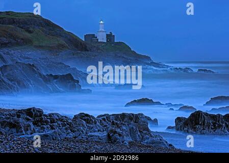 Mumbles, Swansea, Royaume-Uni. 2 novembre 2020. Les vestiges de la tempête tropicale Zeta provoquent des vagues qui se brisent dans les rochers entourant le phare de Mumbles dans la lumière qui s'estompe ce soir. Credit: Phil Rees/Alamy Live News Banque D'Images