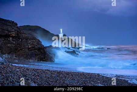 Mumbles, Swansea, Royaume-Uni. 2 novembre 2020. Les vestiges de la tempête tropicale Zeta provoquent des vagues qui se brisent dans les rochers entourant le phare de Mumbles dans la lumière qui s'estompe ce soir. Credit: Phil Rees/Alamy Live News Banque D'Images