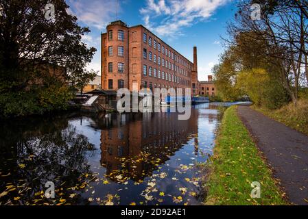 Castleton Mill ancien moulin à lin construit en 1836 par le canal de Leeds à Liverpool, Leeds, West Yorkshire, Angleterre Banque D'Images