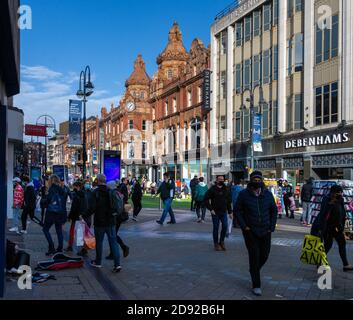 Les acheteurs de Briggate dans le centre-ville de Leeds peu avant le verrouillage du COVID qui entrera en vigueur le 5 novembre 2020. Banque D'Images