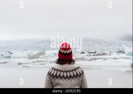 portrait d'une femme portant un chandail islandais devant De la lagune de Fjallsarlon Banque D'Images