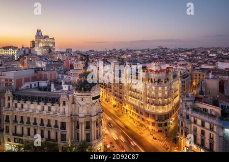 Vue panoramique aérienne de Gran via, la célèbre rue commerçante de Madrid, capitale et plus grande ville d'Espagne, en Europe. Banque D'Images
