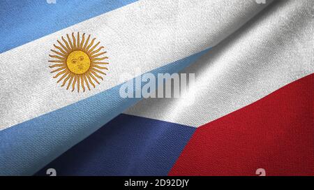 Argentine et République tchèque deux drapeaux tissu textile, texture textile Banque D'Images