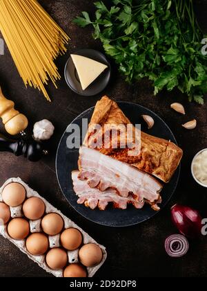 jambon tranché sur fond de légumes et d'épices Banque D'Images