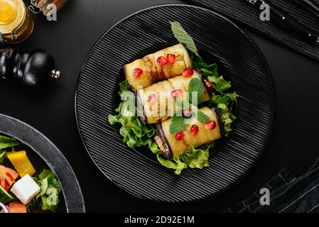 rouleaux d'aubergines frits avec légumes sur le fond Banque D'Images