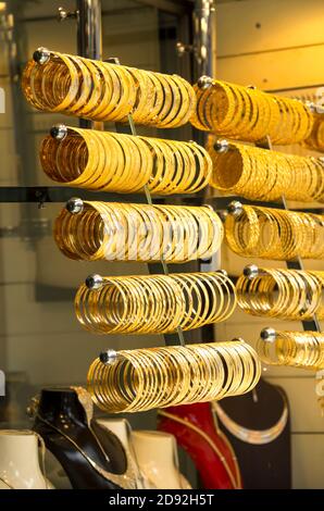 Rangées de bracelets en or comme arrière-plan dans un magasin de bijoux sur le Grand Bazar. Istanbul, Turquie Banque D'Images