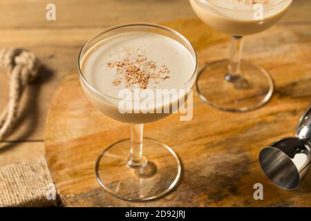 Cocktail de folie Brandy Alexander avec crème de cacao Banque D'Images