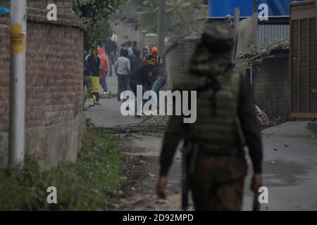 1er novembre 2020 : Srinagar, Cachemire. 1er novembre 2020. Des manifestants se sont affronté dimanche dans la région de Rangreth, à la périphérie de Srinagar, près du site d'une rencontre meurtrière entre les militants et les forces de sécurité. Saifullah Mir, commandant en chef de Hizbul Mujahideen, a été tué dimanche dans le combat par balle avec la police et les forces de sécurité à Srinagar (Credit image: © Muzamil Mattoo/IMAGESLIVE via ZUMA Wire) Banque D'Images