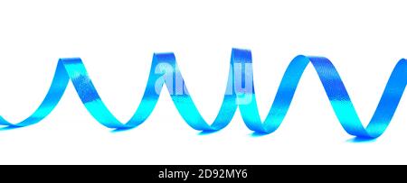 Gros plan sur le ruban bleu pour l'emballage de cadeaux et artisanat sur fond blanc Banque D'Images