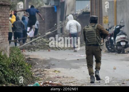 1er novembre 2020 : Srinagar, Cachemire. 1er novembre 2020. Des manifestants se sont affronté dimanche dans la région de Rangreth, à la périphérie de Srinagar, près du site d'une rencontre meurtrière entre les militants et les forces de sécurité. Saifullah Mir, commandant en chef de Hizbul Mujahideen, a été tué dimanche dans le combat par balle avec la police et les forces de sécurité à Srinagar (Credit image: © Muzamil Mattoo/IMAGESLIVE via ZUMA Wire) Banque D'Images