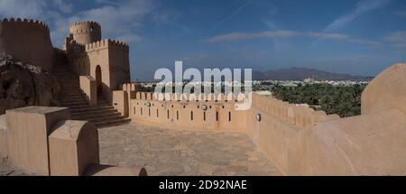 Vue sur le fort de Nakhal, Nakhal, région d'Al Batinah, Oman avec la montagne Jebel Nakhal au loin Banque D'Images