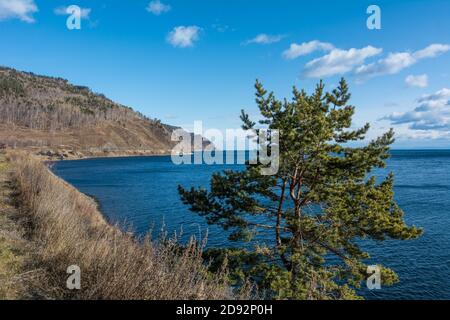 Chemin de fer Circum Baikal en hiver. Chemin de fer Circum Baikal en journée ensoleillée en hiver. Banque D'Images