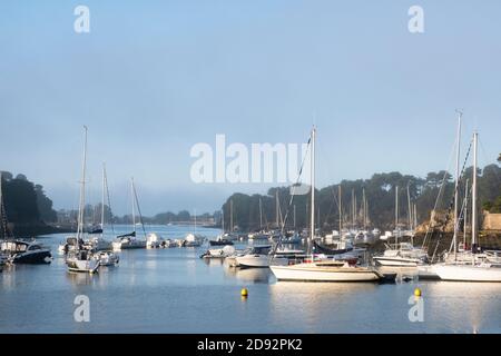 Lever de soleil sur des bateaux à voile amarrés au large de la plage de Conleau sur le golfe du Morbihan, vannes, Bretagne, France Banque D'Images