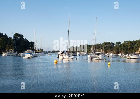 Bateaux à voile amarrés au large de la plage de Conleau sur le golfe du Morbihan, vannes, Bretagne, France Banque D'Images