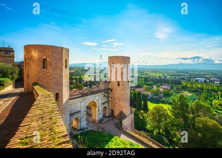 Village médiéval de Spello et porte romaine Porta Venere ou Vénus. Pérouse, Ombrie, Italie, Europe. Banque D'Images