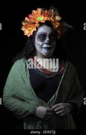 MEXICO, MEXIQUE - 1ER NOVEMBRE : une femme déguisée comme Catrina pose pour des photos l dans le cadre des traditions de la Journée mexicaine des morts (Dia de Muertos), en raison de la nouvelle pandémie Covid-19 les personnes célèbrent le jour des morts dans leurs maisons, Nouvelle façon de recevoir des célébrations pour éviter la propagation du virus le 1er novembre 2020 à Mexico, Mexique. Crédit : Ricardo Castelan Cruz/Groupe Eyepix/accès photo Banque D'Images