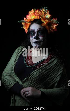 MEXICO, MEXIQUE - 1ER NOVEMBRE : une femme déguisée comme Catrina pose pour des photos l dans le cadre des traditions de la Journée mexicaine des morts (Dia de Muertos), en raison de la nouvelle pandémie Covid-19 les personnes célèbrent le jour des morts dans leurs maisons, Nouvelle façon de recevoir des célébrations pour éviter la propagation du virus le 1er novembre 2020 à Mexico, Mexique. Crédit : Ricardo Castelan Cruz/Groupe Eyepix/accès photo Banque D'Images