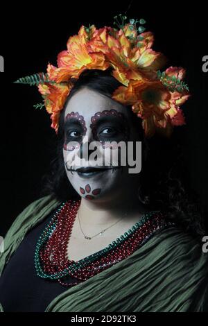 MEXICO, MEXIQUE - 1ER NOVEMBRE : une femme déguisée comme Catrina pose pour des photos l dans le cadre des traditions de la Journée mexicaine des morts (Dia de Muertos), en raison de la nouvelle pandémie Covid-19 les personnes célèbrent le jour des morts dans leurs maisons, Nouvelle façon de recevoir des célébrations pour éviter la propagation du virus le 1er novembre 2020 à Mexico, Mexique. Crédit : Ricardo Castelan Cruz/Groupe Eyepix/accès photo Banque D'Images