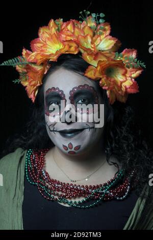 MEXICO, MEXIQUE - 1ER NOVEMBRE : une femme déguisée comme Catrina pose pour des photos l dans le cadre des traditions de la Journée mexicaine des morts (Dia de Muertos), en raison de la nouvelle pandémie Covid-19 les personnes célèbrent le jour des morts dans leurs maisons, Nouvelle façon de recevoir des célébrations pour éviter la propagation du virus le 1er novembre 2020 à Mexico, Mexique. Crédit : Ricardo Castelan Cruz/Groupe Eyepix/accès photo Banque D'Images