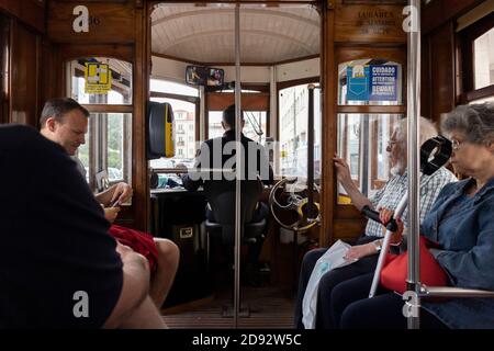 Lisabon/ Portugal-31 mai 2017 : célèbre attraction touristique de Lisbonne, petit tramway jaune, transport de passagers à travers la ville Banque D'Images