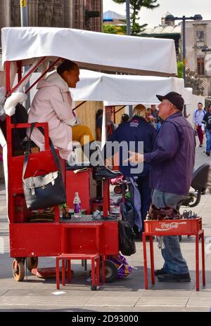 Un polisseur de chaussures à Mexico Banque D'Images