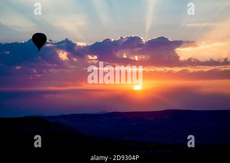 La région de la Cappadoce en Turquie est l'endroit le plus populaire au monde pour le vol en montgolfière. L'année dernière, plus de la moitié des voyages en montgolfière dans le monde ont eu lieu dans la région, avec près d'un demi-million de personnes qui ont pris le ciel. C'est également l'un des rares endroits au monde où vous pouvez faire du ballon presque toute l'année. Turquie. Banque D'Images