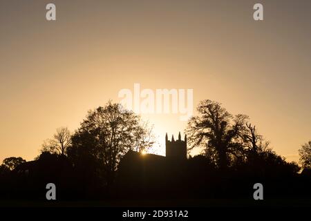 Église Saint-Michel au coucher du soleil, Budbrooke, Warwickshire, Angleterre, Royaume-Uni Banque D'Images