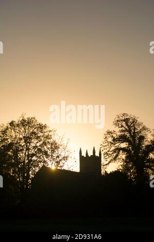 Église Saint-Michel au coucher du soleil, Budbrooke, Warwickshire, Angleterre, Royaume-Uni Banque D'Images