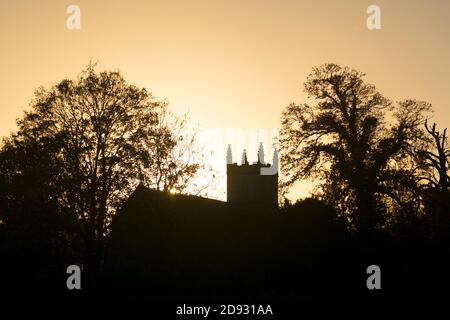 Église Saint-Michel au coucher du soleil, Budbrooke, Warwickshire, Angleterre, Royaume-Uni Banque D'Images