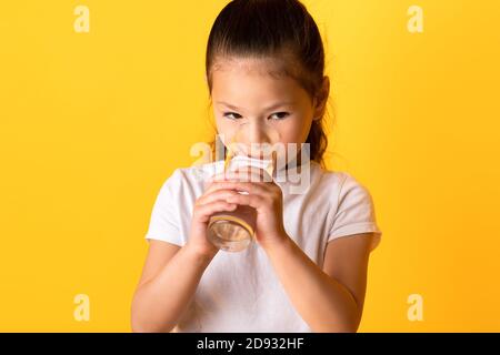 Portrait d'un enfant asiatique qui boit de l'eau de source Banque D'Images