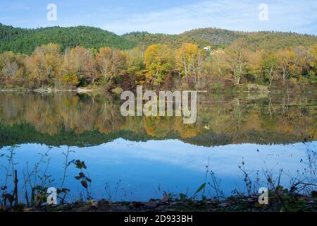 vue panoramique sur un magnifique petit lac près d'anghiari entouré par les arbres dans les couleurs d'automne Banque D'Images