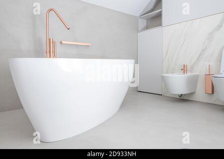 Moderne élégant blanc autonome baignoire et salle de bains intérieure dans l'appartement. Banque D'Images