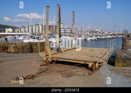 SWANSEA, PAYS DE GALLES - JUILLET 2018 : chariot en bois sur rails utilisé pour extraire les bateaux de l'eau dans la marina de Swansea Banque D'Images