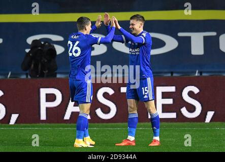 Harvey Barnes (à droite) de Leicester City célèbre le premier but de son équipe avec Dennis Praet lors du match de la Premier League à Elland Road, Leeds. Banque D'Images