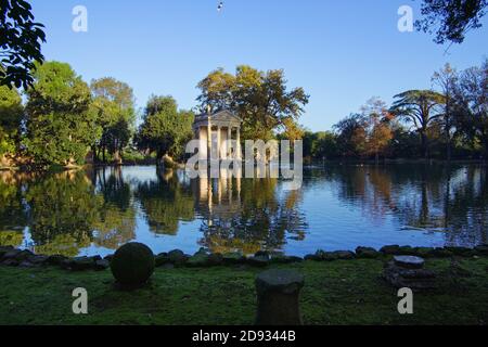 Laghetto di Villa Borghese et Tempio di Esculapio, les jardins de la Villa Borghèse, Rome Banque D'Images