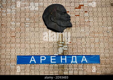 Russie. Vyborg. 10.10.2020. Portrait de Vladimir Ilyich Lénine en métal sur un mur de briques. Inscription en russe À LOUER Banque D'Images