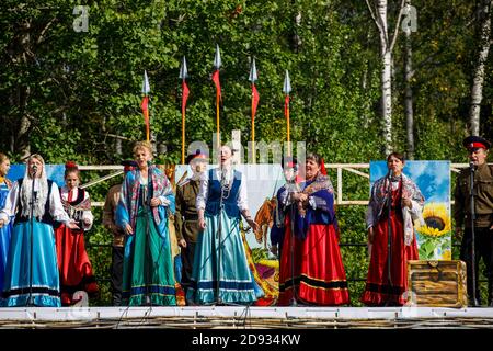 Russie. Vyborg. 10.10.2020. Personnes en costumes nationaux des Cosaques Banque D'Images