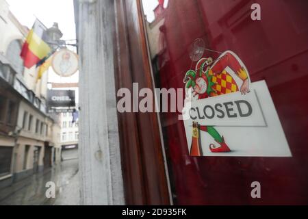 Bruxelles, Belgique. 2 novembre 2020. Un signe de fermeture est visible à la porte d'un bar à Bruxelles, Belgique, le 2 novembre 2020. À partir du 2 novembre, la Belgique a adopté un verrouillage plus strict, avec des règles valables dans tout le pays pour lutter contre la COVID-19. Selon les règles, toutes les entreprises non essentielles doivent fermer. Les magasins d'alimentation et les supermarchés restent ouverts. Credit: Zheng Huansong/Xinhua/Alay Live News Banque D'Images