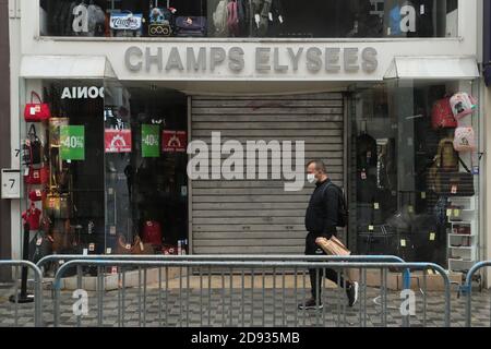 Bruxelles, Belgique. 2 novembre 2020. Un homme passe devant un magasin fermé à Bruxelles, Belgique, le 2 novembre 2020. À partir du 2 novembre, la Belgique a adopté un verrouillage plus strict, avec des règles valables dans tout le pays pour lutter contre la COVID-19. Selon les règles, toutes les entreprises non essentielles doivent fermer. Les magasins d'alimentation et les supermarchés restent ouverts. Credit: Zheng Huansong/Xinhua/Alay Live News Banque D'Images