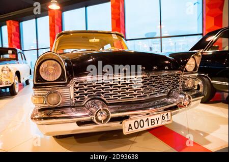 KAMENSK-SHAKHTINSKY, RUSSIE - 25 OCTOBRE 2020 : voiture noire GAZ-13 Chaika Banque D'Images