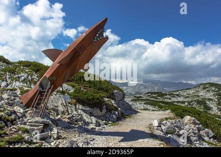 Krippenstein,Autriche-août, 2020.le requin Dachstein de 8 m de long sur le sentier circulaire Heilbronn avec des vues magnifiques sur le massif de Dachstein.archi moderne Banque D'Images