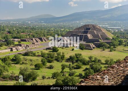 La Pyramide de la Lune vue de la Pyramide du Soleil à Teotihuacan, une ancienne ville méso-américaine près de Mexico Banque D'Images