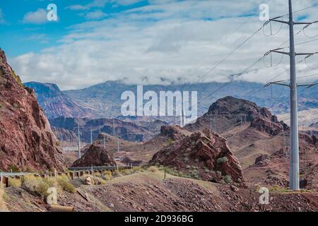 Pylônes de puissance et fils de transmission d'électricité dans une région montagneuse De l'Arizona États-Unis Banque D'Images