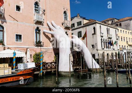 VENEZIA, ITALIE - 02 octobre 2018 : quelques mains tenant un bâtiment, sculpture de Lorenzo Quinn de l'art bianuel 2017 Banque D'Images