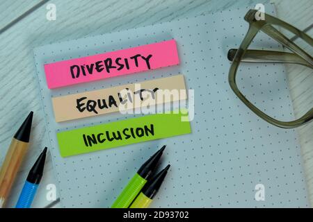 Diversité égalité inclusion écrire sur un pense-bête isolé sur Office Desk. Banque D'Images