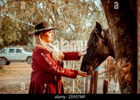 Belle fille argentine avec costume gaucho Banque D'Images