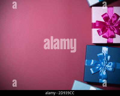 boîte cadeau sur fond rouge. boîte cadeau colorée. espace vide pour votre texte Banque D'Images